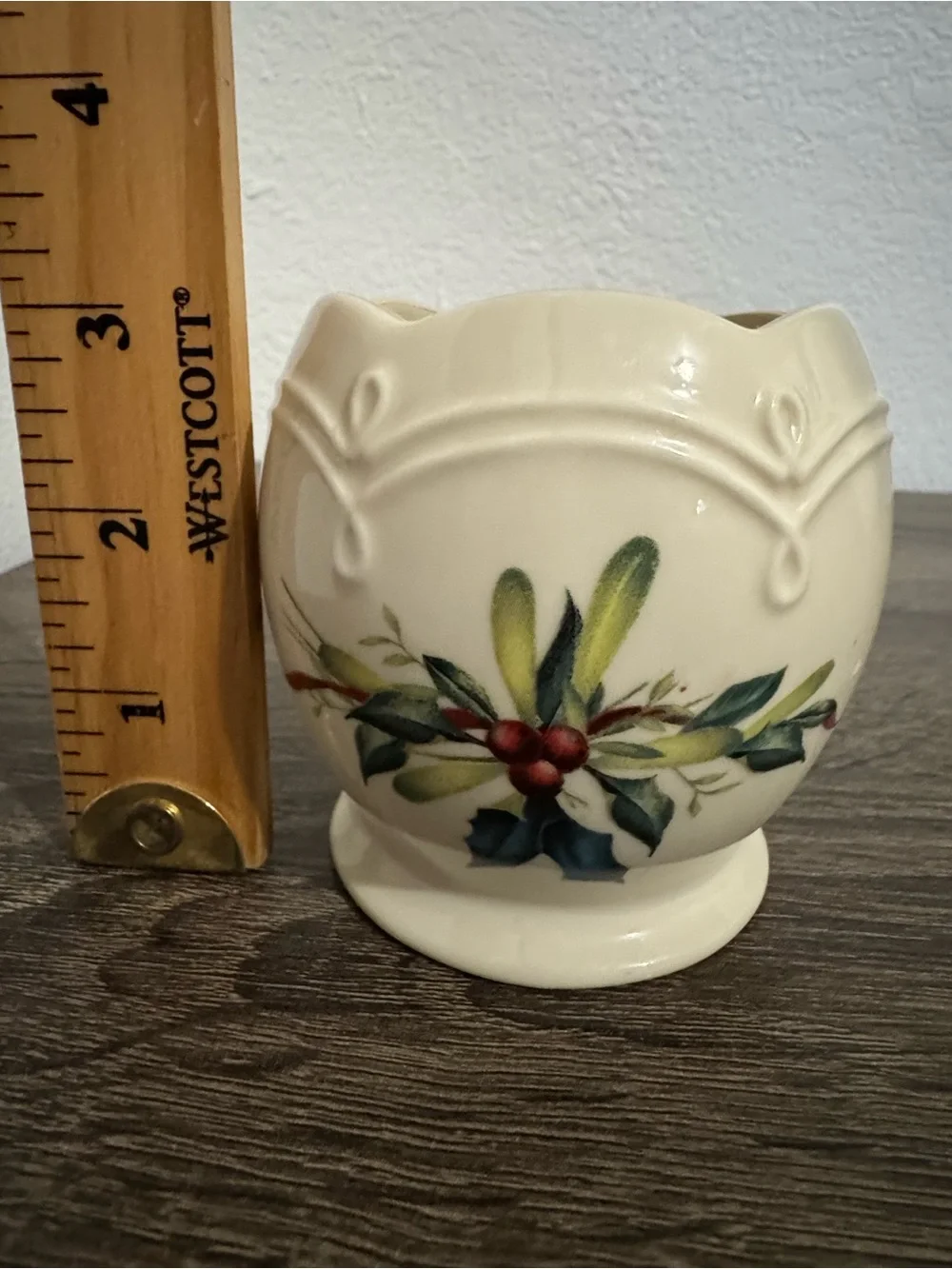 Lenox Cream Ceramic Holiday Berry Tea Light Candle holder